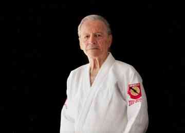 "Hoje o Jiu-Jitsu se despede do Grande Mestre Robson Gracie, patriarca da Família Gracie e faixa vermelha", disse a neta do ex-lutador