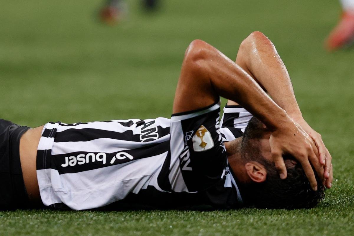 Fotos do pnalti sofrido por Diego Costa e da cobrana de Hulk na trave