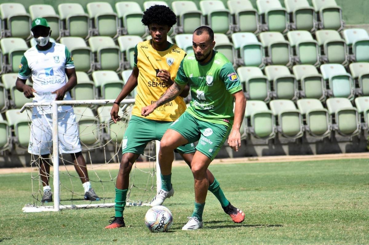O América treinou na manhã desta quinta-feira (7), no CT Lanna Drumond, em Belo Horizonte. A atividade foi voltada para o confronto contra o Vitória, pela 33ª rodada da Série B do Campeonato Brasileiro. O duelo será realizado às 19h deste sábado (9), no Independência, em Belo Horizonte. Enquanto a equipe baiana luta contra o rebaixamento à Série C, o Coelho briga pelo tricampeonato da segunda divisão nacional.