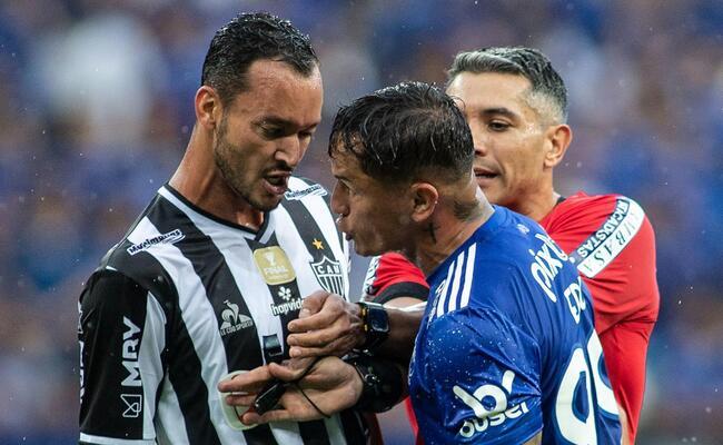 Rver (esq), do Atltico, e Edu (dir), do Cruzeiro, na final do Campeonato Mineiro deste ano, no Mineiro, em Belo Horizonte