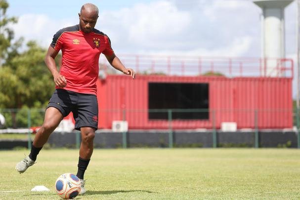 Titular durante todo o Campeonato Pernambucano de 2019, Ronaldo perdeu espao na Srie B e atuou poucas vezes na campanha do acesso 