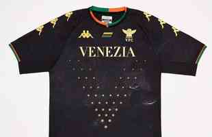A camisa do Venezia, da Itália, foi eleita a mais bonita do ano de 2021. A equipe joga a primeira divisão de seu país e é conhecida por fazer vestimentas adoradas pelo público