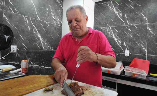 José Ferraz, 62 anos, é o churrasqueiro oficial da GaloCuia, que nesse sábado (19) reuniu dezenas de atleticanos em 