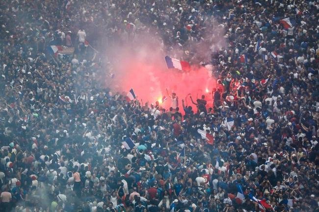 Torcedores franceses tomaram principais pontos tur�sticos e avenidas de Paris para celebrar o bi mundial