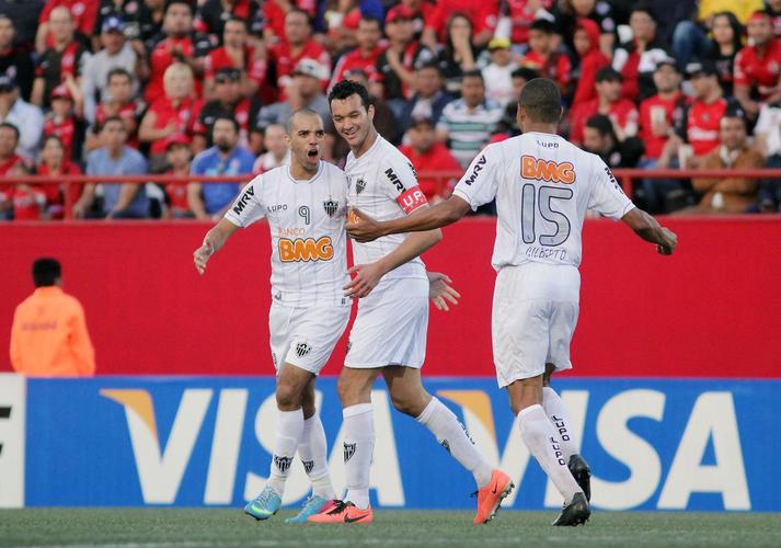 13 - 'Batalha' no México: O título mais importante de Tardelli pelo Atlético seria conquistado meses depois, em 24 de julho. Mas, para chegar até a final contra o Olimpia-PAR, o time precisou superar fortes equipes pelo caminho. Vice-artilheiro da competição, com seis gols, Tardelli foi importante ao longo da trajetória e marcou um importante gol no empate por 2 a 2 com o Tijuana-MEX, fora de casa, pela partida de ida das quartas de final. No jogo de volta, 'São' Victor foi 'canonizado' ao defender o pênalti cobrado por Riascos nos minutos finais.
