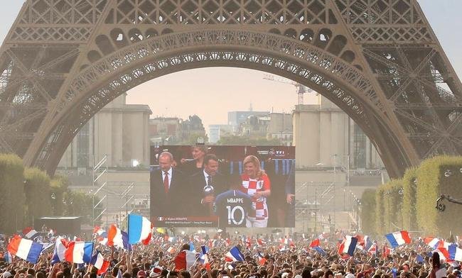 Torcedores franceses tomaram principais pontos tur�sticos e avenidas de Paris para celebrar o bi mundial