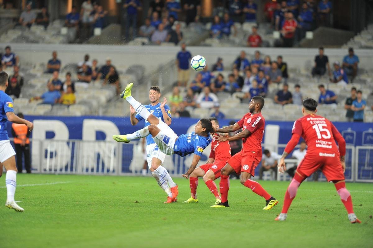 Imagens do duelo entre Cruzeiro e Internacional, no Mineiro, pela 22 rodada do Brasileiro 