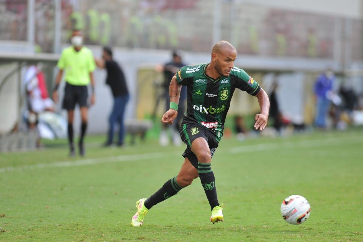 Gols de Arana e Savarino deram a vitria ao Atltico no clssico contra o Amrica pela sexta rodada do Mineiro