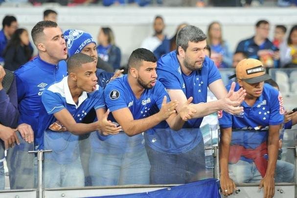 Torcida do Cruzeiro encarou frio e crise de abastecimento para apoiar o time contra o Palmeiras, no Mineiro