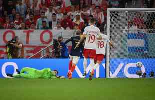 Lances da partida entre Frana e Polnia, pelas oitavas de final da Copa do Mundo.