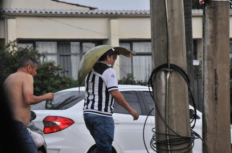 Torcedores do Atlético no entorno do Mineirão antes do jogo contra o Corinthians. Tarde/noite de chuva, trânsito ruim e filas longas no Gigante da Pampulha