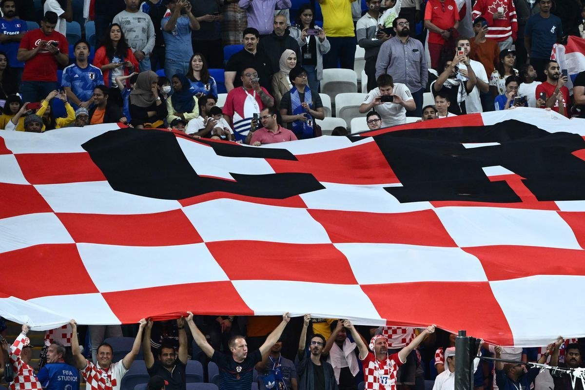 Torcida coloriu o Estdio Al Janoub, no Catar, para acompanhar a partida entre Japo e Crocia, pelas oitavas de final