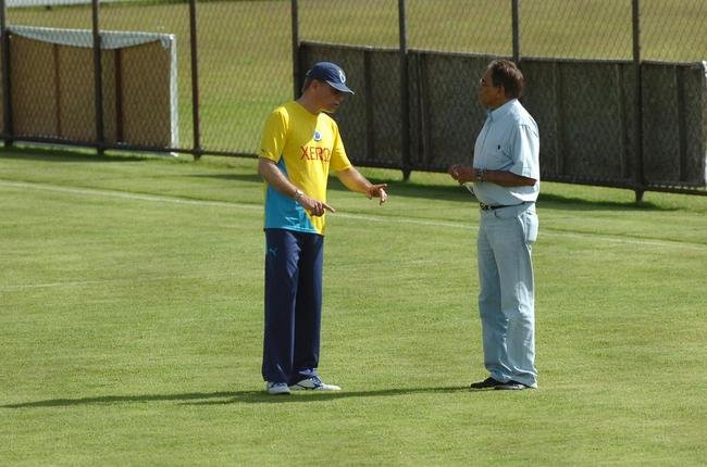 19/01/2007 - Benecy Queiroz (direita) em conversa com o tncico Paulo Autuori