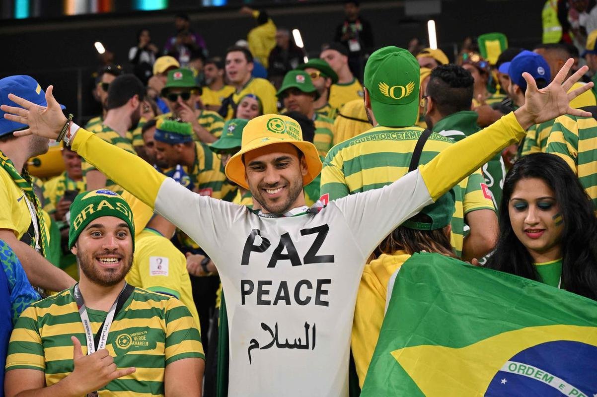 Fotos das torcidas de Brasil e Crocia no Estdio da Educao, em Al-Rayyan, no Catar, em duelo pelas quartas de final da Copa do Mundo