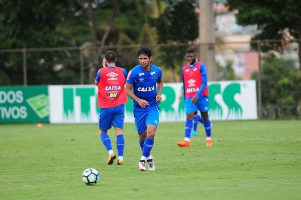 Com presena da torcida, Cruzeiro seguiu preparao para jogo contra o Fluminense, no Mineiro. Nesta sexta, Mano definiu Lucas Silva como substituto de Henrique, suspenso. O zagueiro Leo treinou normalmente aps se recuperar de leso e ser relacionado. 