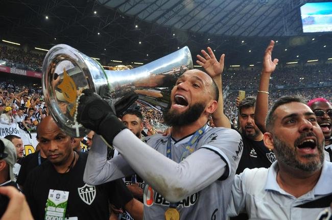 Atltico ergue a taa de campeo brasileiro e d a volta olmpica diante da torcida alvinegra, no Mineiro