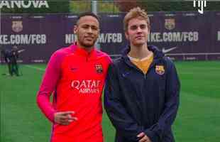 Justin Bieber com Neymar em treino do Barcelona, em novembro de 2016