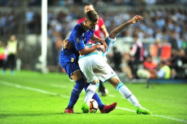 Lautaro Martnez, nome do jogo, marcou o segundo gol do Racing ainda no primeiro tempo