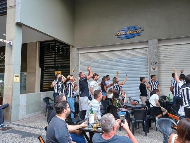 No Bar Devotos, em BH, atleticanos comemoram o gol de Nacho Fernndez na final da Supercopa do Brasil, sobre o Flamengo: 1 a 0 para o Galo