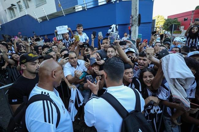 No fim da tarde desta sexta-feira (4/3), delega��o do Atl�tico desembarcou em Governador Valadares, onde enfrentar� o Democrata pelo Campeonato Mineiro.