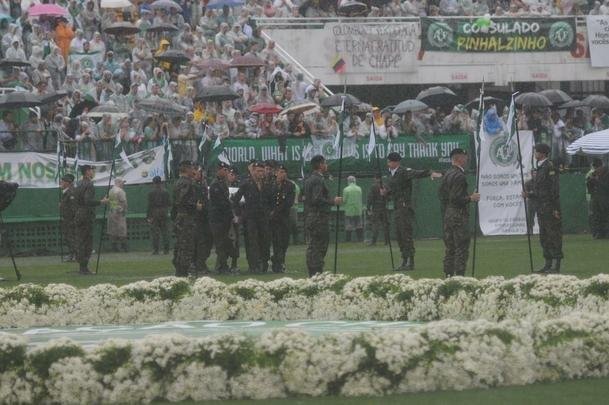 Emoo com a chegada dos corpos  Arena Cond para velrio. Foi o reencontro dos heris com suas famlias