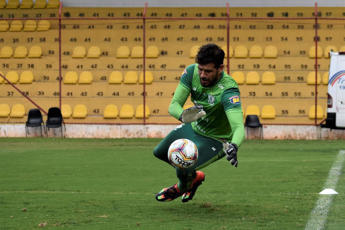 Amrica treinou nesta quinta-feira no Estdio Municipal Jos Liberatti, em Osasco, e concluiu a preparao para enfrentar o lanterna Oeste pela 24 rodada da Srie B. O duelo ser nesta sexta, s 19h15, em Barueri, na Grande So Paulo.