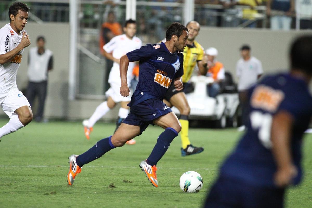 Tambm nesse ano, o Cruzeiro teve como terceiro uniforme uma camisa com azul escuro e detalhes em branco, ainda com estrelas soltas. No local das estrelas, a cor era branca, com as estrelas azuis.