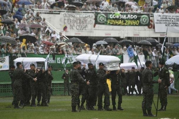 Emoção das famílias no velório dos heróis da Chapecoense