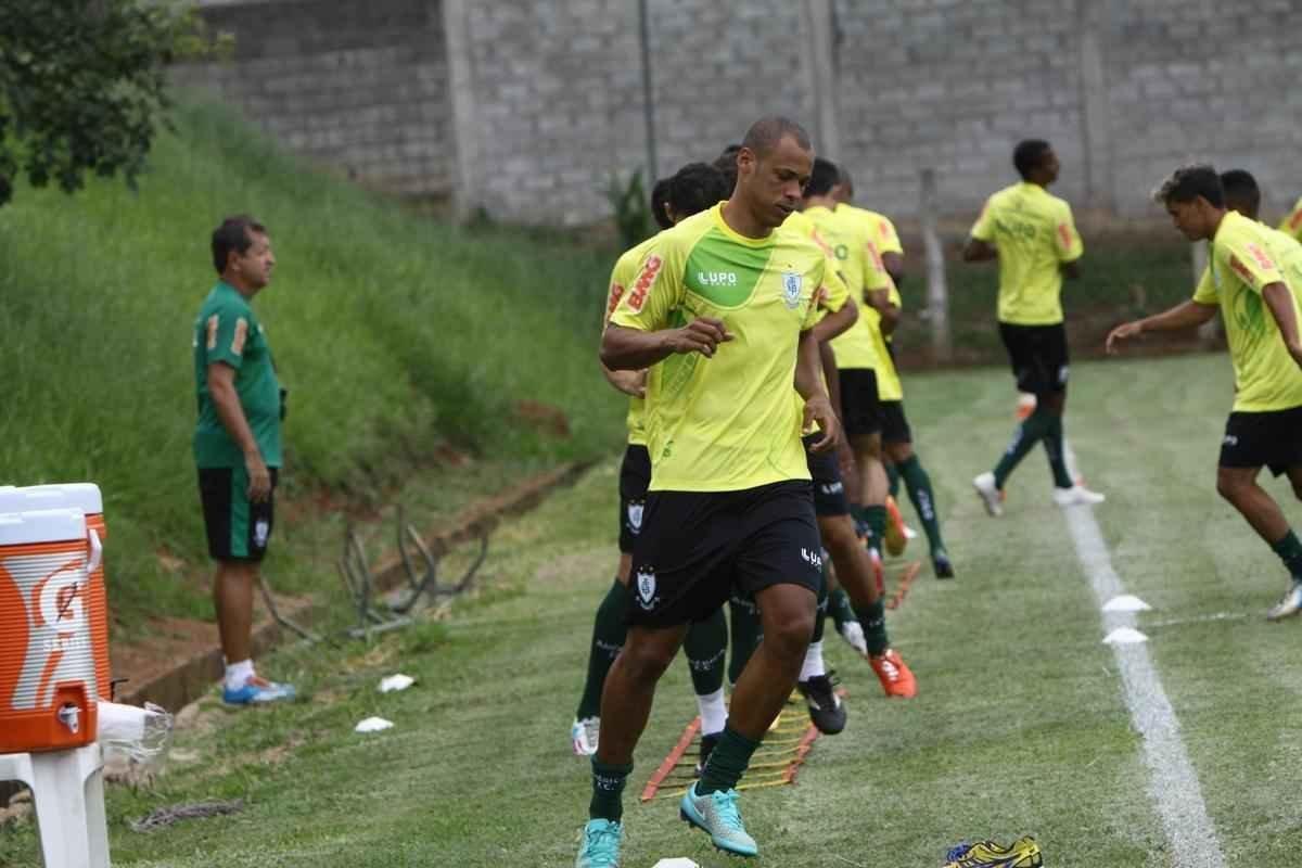 O elenco do Amrica se reapresentou para a temporada 2015 na tarde desta segunda-feira, no CT Lanna Drumond. Depois de reunio com integrantes do conselho de administrao, os jogadores foram para um campo secundrio, onde realizaram o primeiro trabalho com bola. O gramado principal passa por reformas.