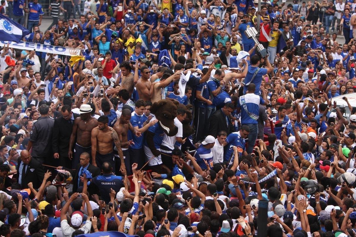 Depois de vencer o Vitria por 3 a 1 no Barrado, em Salvador, na noite de 13 de novembro de 2013, e confirmar o tricampeonato brasileiro, o Cruzeiro desembarcou em Confins numa quinta-feira e foi recebido por milhares de pessoas nas ruas de Belo Horizonte. O elenco desfilou em carro pela Avenida Antnio Carlos, pela Avenida Afonso Pena, no Centro, e foi em direo  sede do Barro Preto. Esta, sem dvida, foi a festa que envolveu o maior nmero de pessoas na capital mineira.