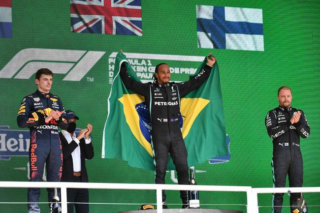 Lewis Hamilton vence GP de São Paulo de Fórmula 1 e repete gesto de Ayrton Senna ao carregar bandeira do Brasil na pista e no pódio