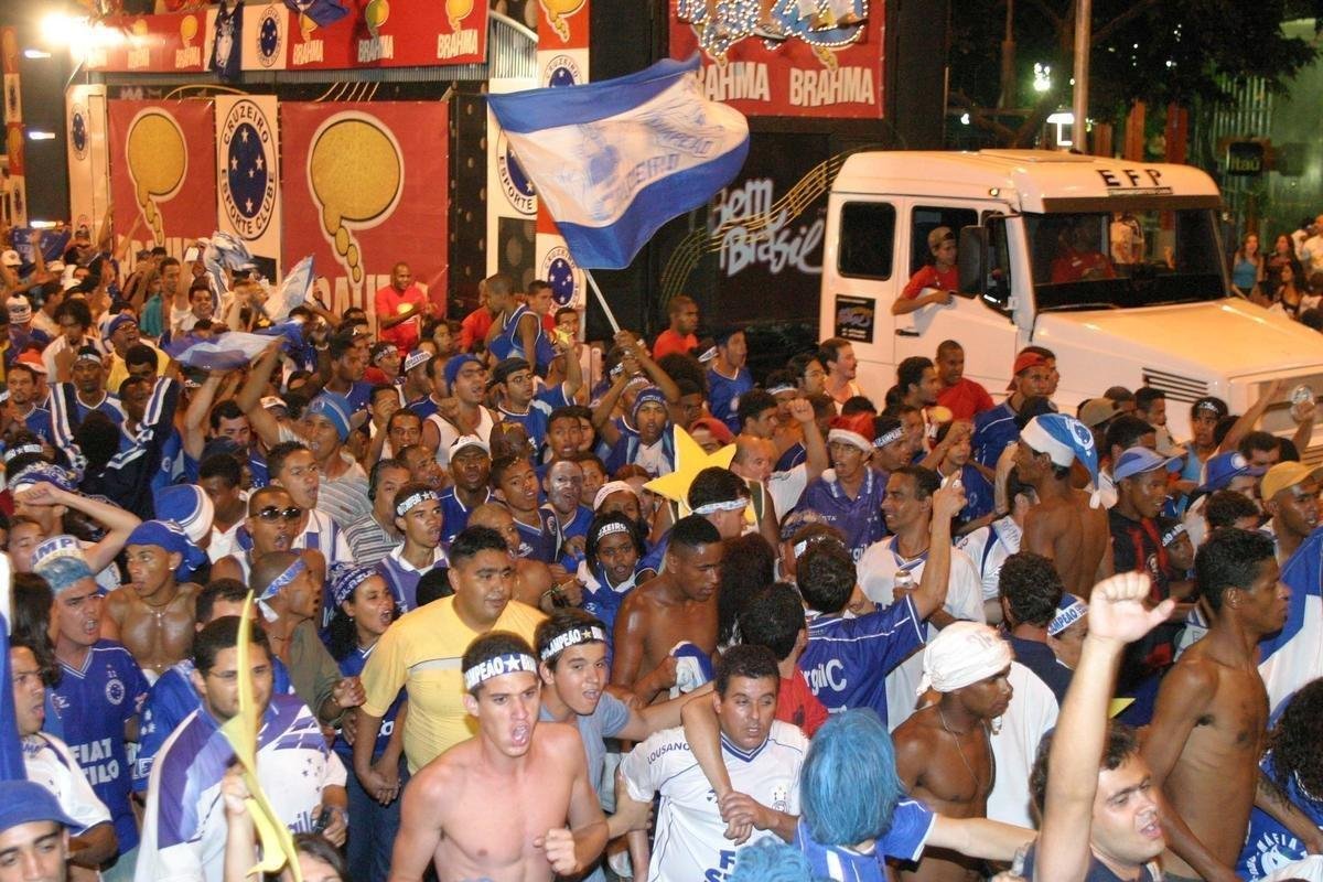 A festa do titulo brasileiro de 2003 no terminou no Mineiro aps a vitria do Cruzeiro por 2 a 1 sobre o Paysandu. O elenco cruzeirense saiu do estdio em carro aberto do Corpo de Bombeiros e foi 'abraado' pela torcida celeste nas ruas de Belo Horizonte. As comemoraes se estenderam at a madrugada nos bares da capital mineira.