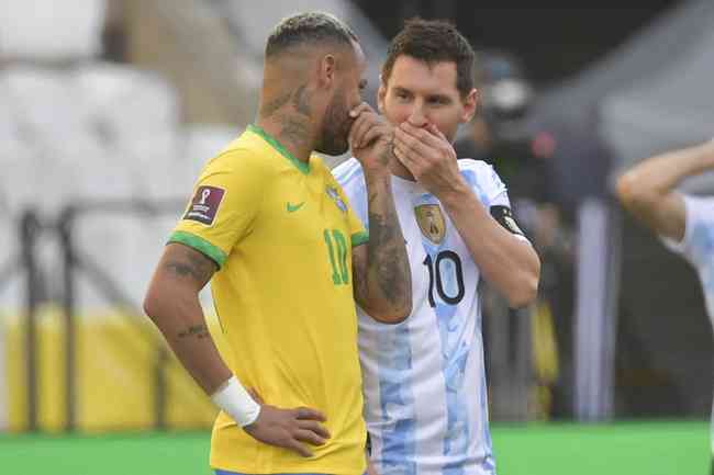 Neymar e Messi durante confuso que paralisou o jogo entre Brasil e Argentina em So Paulo