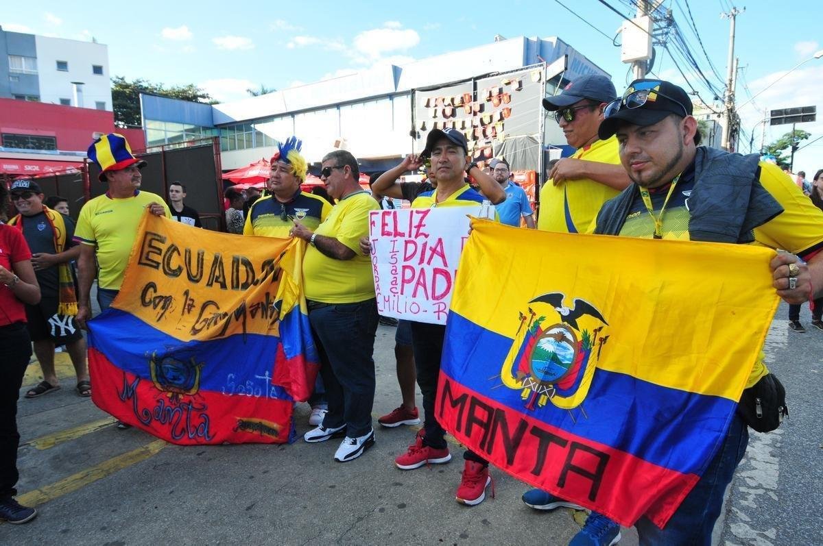 Torcedores nos arredores do Mineiro antes de Uruguai x Equador