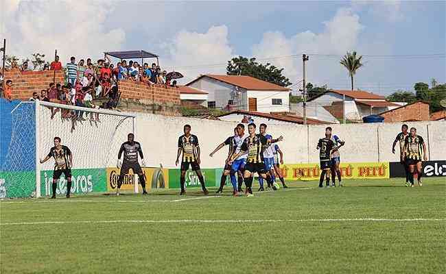 Com direito a torcedores no muro do estdio Rafael Seabra, Tuntum ganhou do Volta Redonda por 4 a 2 pela Copa do Brasil