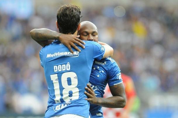 Sass abriu o placar para o Cruzeiro em cobrana de pnalti no primeiro tempo: 1 a 0