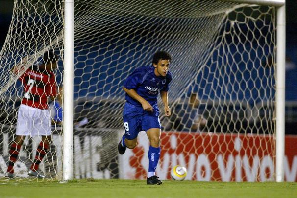 Fred em ação pelo Cruzeiro entre 2004 e 2005