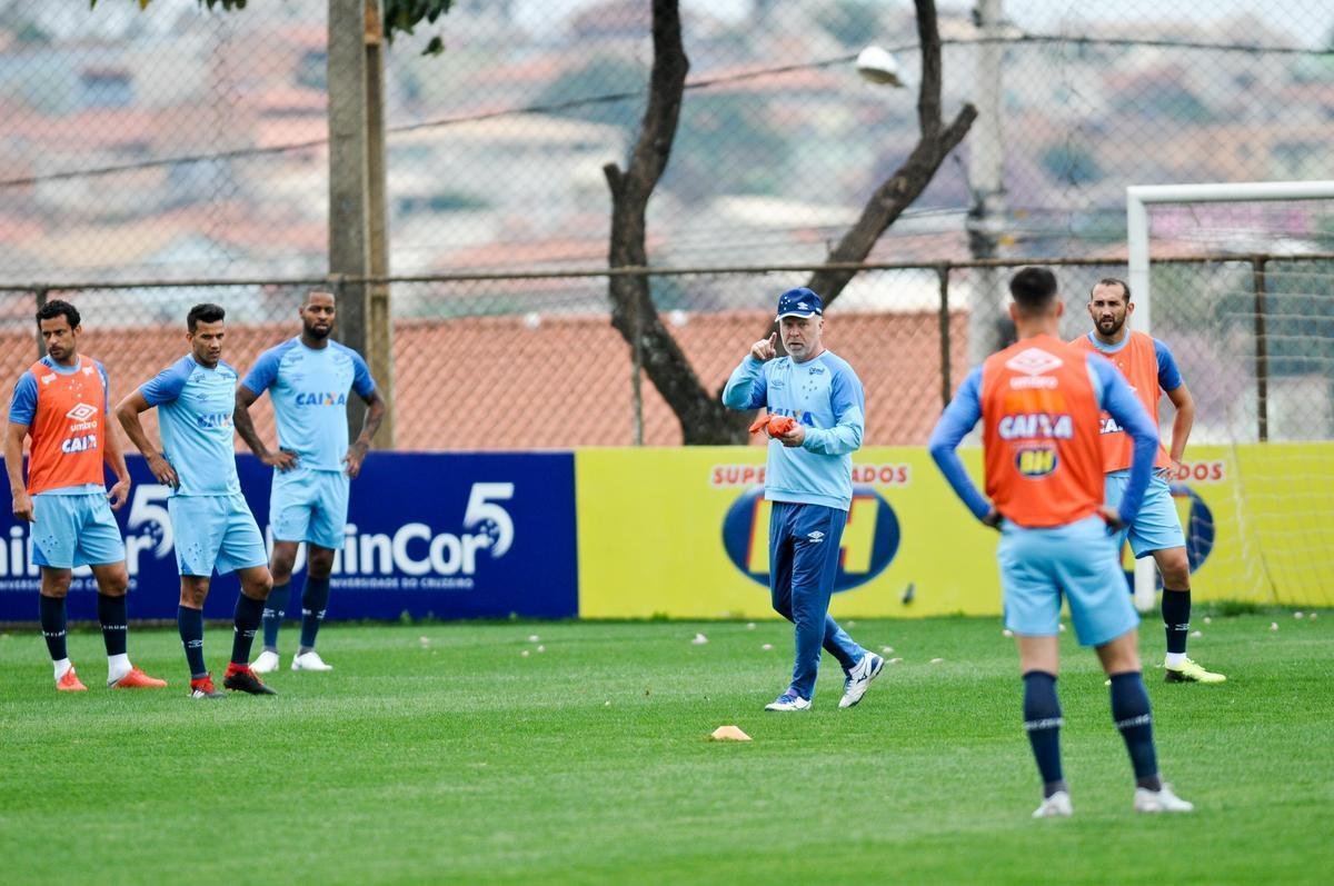 Cruzeiro treinou na tarde desta segunda-feira, na Toca da Raposa II, e embarcou para Buenos Aires horas depois. Na quarta, time enfrenta o Boca Juniors, na Bombonera, pela Copa Libertadores. O meia Arrascaeta, com dores na coxa esquerda, no viajou com a delegao. Tambm ficaram em Belo Horizonte o meia Mancuello e o atacante Sass.