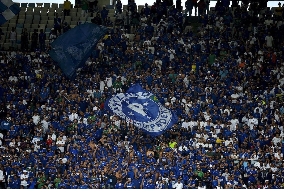 Fotos da torcida do Cruzeiro no Maracan na partida deste domingo (12), contra o Vasco, pela 12 rodada da Srie B do Brasileiro