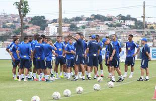 2- Jovens em ao (janeiro): a sada em massa de jogadores obrigou diretoria e comisso tcnica a recorrerem, de maneira emergencial, s categorias de base. Um time inteiro foi promovido ao profissional aps a participao do Cruzeiro na Copa So Paulo de Futebol Jnior: o goleiro Denivys; os laterais Valdir e Matheus Pereira; os zagueiros Paulo e Jonathan; os volantes Jadsom Silva, Pedro Bicalho e Guilherme Liberato; o meia Marco Antnio; e os atacantes Thiago, Caio Rosa e Alexandre Jesus. O grupo celeste ainda contava com outros garotos, entre eles o zagueiro Cac, o lateral-esquerdo Rafael Santos, o volante Adriano, o meia Maurcio e o atacante Welinton.