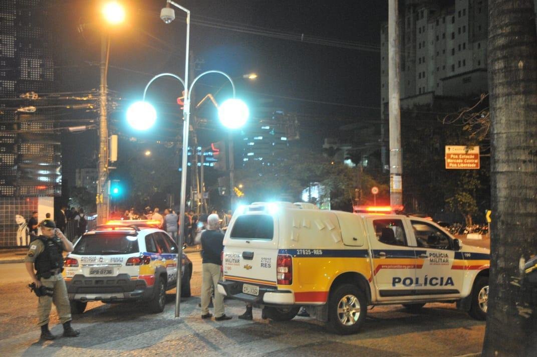 Na noite desta quinta-feira, manifestantes protestaram contra o presidente Srgio Sette Cmara e o diretor de futebol Rui Costa