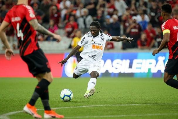 Galo perdeu muitas chances e acabou derrotado pelo xar paranaense