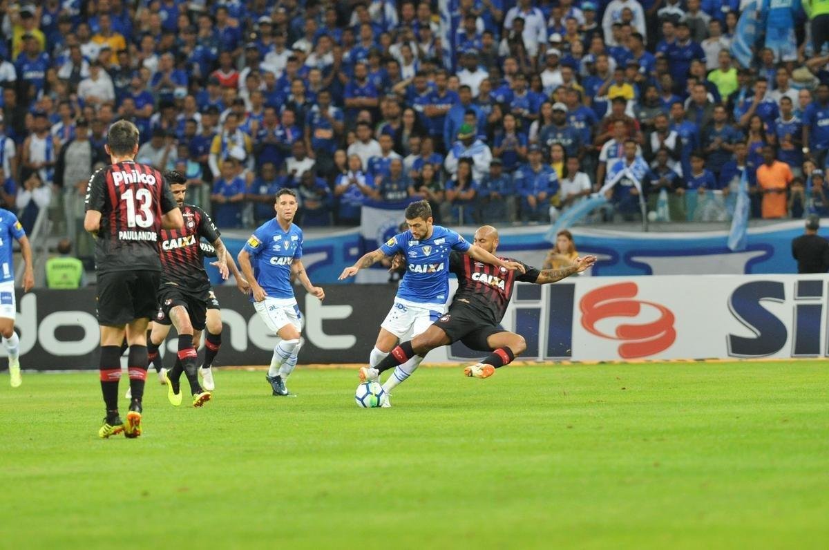 Lances do primeiro tempo da partida entre Cruzeiro e Atltico-PR, no Mineiro, pelas oitavas de final da Copa do Brasil