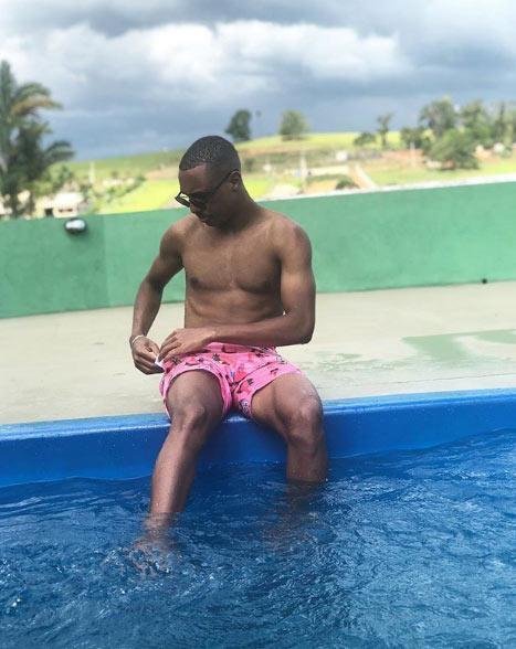 O atacante Leandrinho curte com amigos em Ribeiro Claro-PR