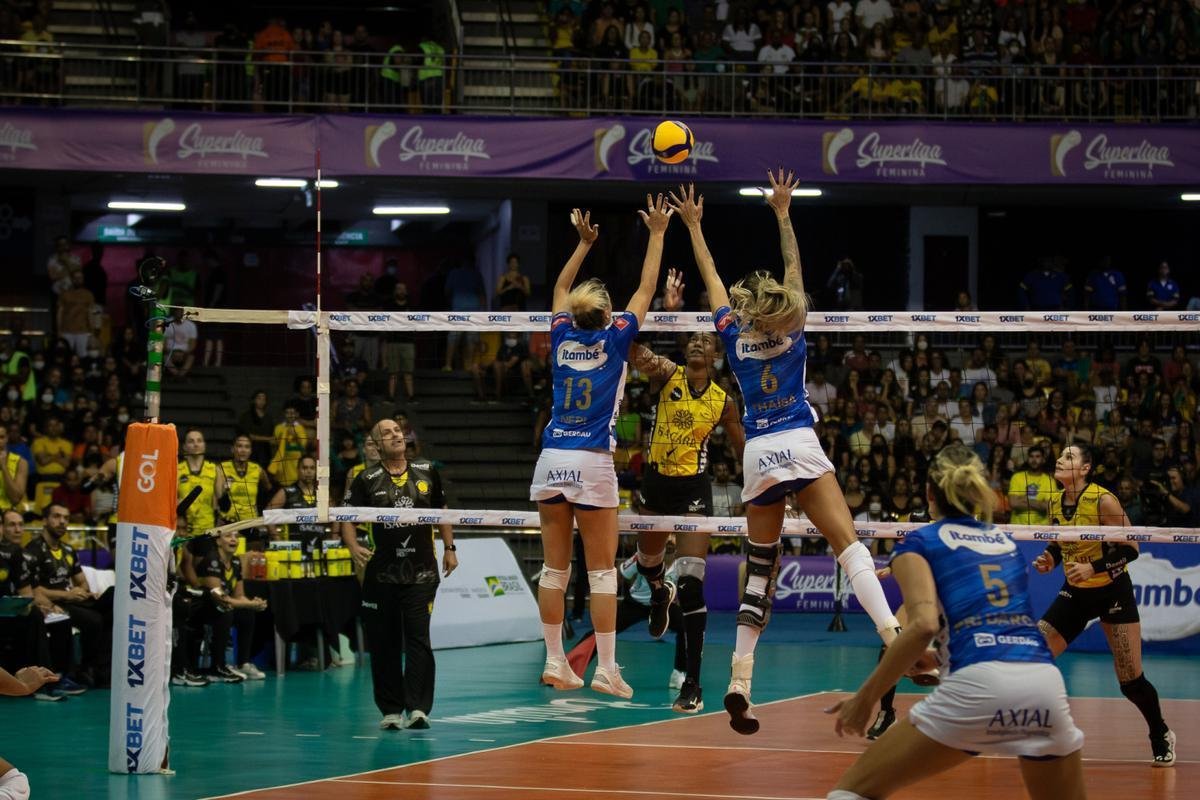 Minas venceu a segunda partida da deciso, por 3 sets a 1, nesta sexta-feira, na Arena Nilson Nelson, em Braslia, e fechou a srie melhor de trs com dois triunfos. As parciais foram de 26/24, 18/25, 25/15 e 25/17. 