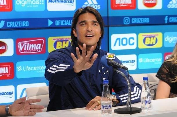 Fotos da apresentao do atacante Marcelo Moreno como novo reforo do Cruzeiro para 2020. Duante entrevista, jogador foi acompanhado pela esposa Marilisy Antonelli e pela filha, Maria Clara