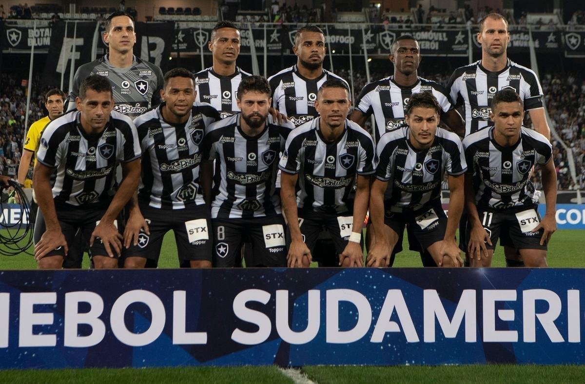 Fotos do duelo entre Botafogo e Atltico, no Estdio Nilton Santos, no Rio, pela ida das oitavas de final da Copa Sul-Americana