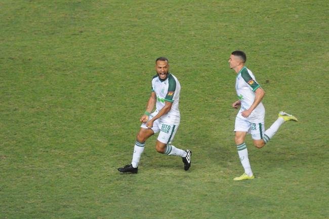 Na etapa final, Amrica desperdiou pnalti cobrado por Felipe Azevedo, mas conseguiu o empate em golao de Patric