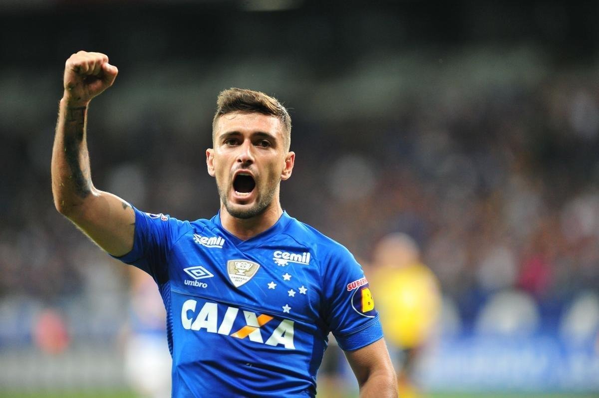 Cruzeiro fez o dever de casa e venceu o Furaco por 2 a 1