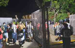 Atleticanos invadiram o Mineiro no jogo contra o Grmio e bateram recorde de pblico no Brasileiro; veja fotos do entorno do estdio antes da partida